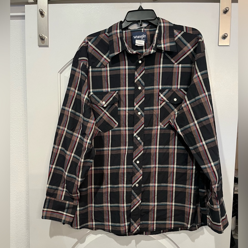 Vintage Wrangler long sleeve plaid snap button shirt. GUC! So retro!
